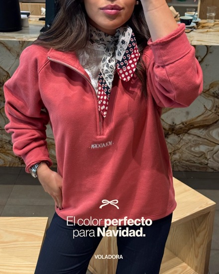Anuncio de Voladora con el texto El color perfecto para Navidad y una sudadera roja