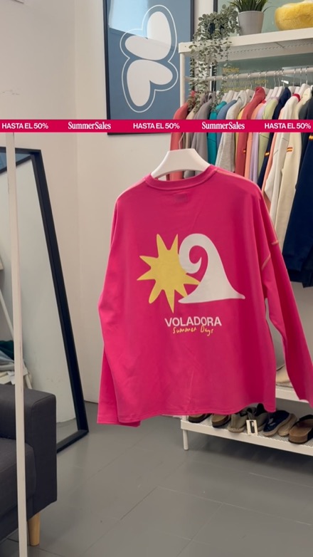Anuncio de Voladora: sudadera rosa colgada en una percha dentro de la tienda