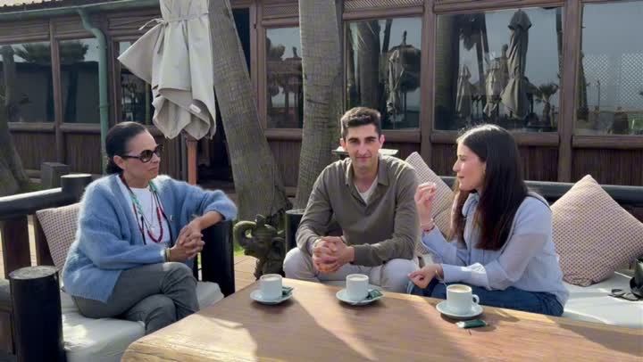 Ana, fundadora de Musula Jewels, en una terraza con el equipo de Desmarq grabando su reseña