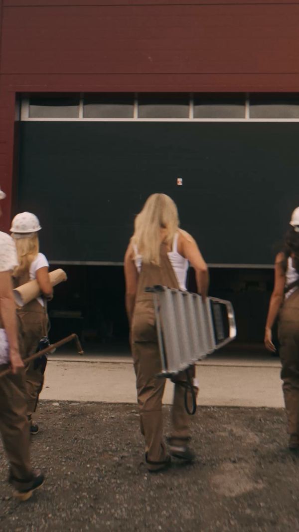 Anuncio de Djerf Avenue: grupo de amigas de espaldas caminando juntas por la calle