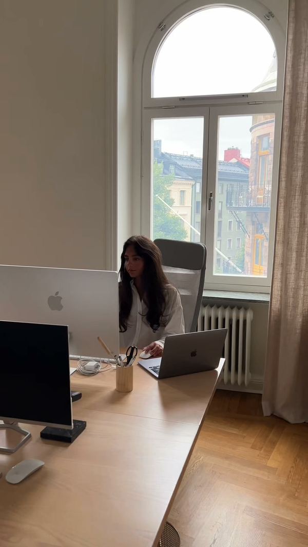 Chica trabajando en una mesa de oficina con ordenador, en una pieza de Djerf Avenue