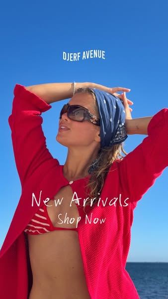 Chica en bikini junto al mar con el texto New Arrivals, pieza editorial de Djerf Avenue
