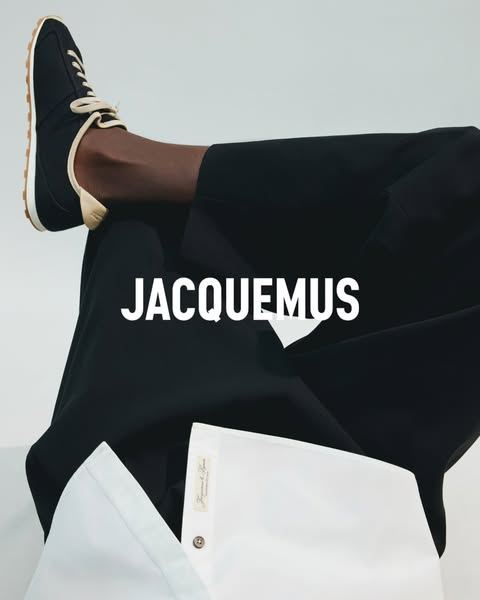 Anuncio de Jacquemus: piernas cruzadas con zapatillas negras y pantalón ancho, encuadre cerrado