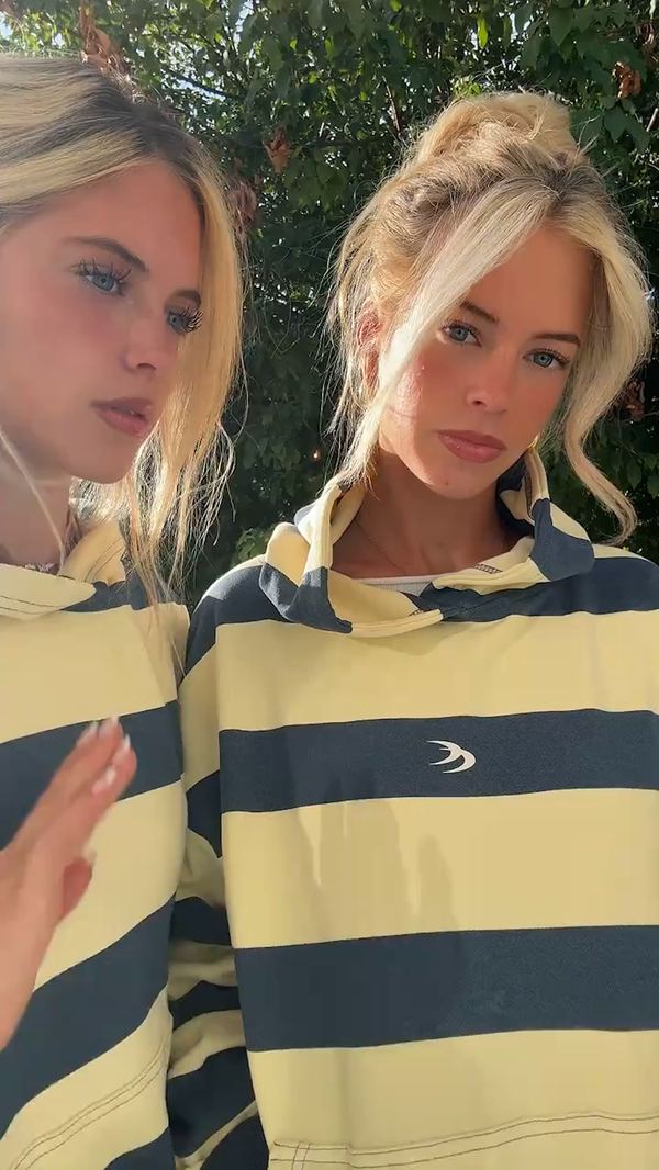 Dos amigas con sudaderas de rayas de Scuffers, en plano de móvil