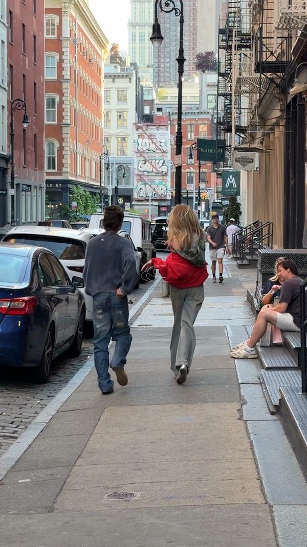 Dos personas caminando por una calle de ciudad con prendas de Scuffers