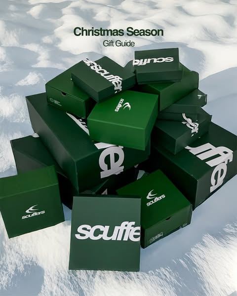 Anuncio de Scuffers: cajas verdes de la marca apiladas sobre la nieve, guía de regalos de Navidad