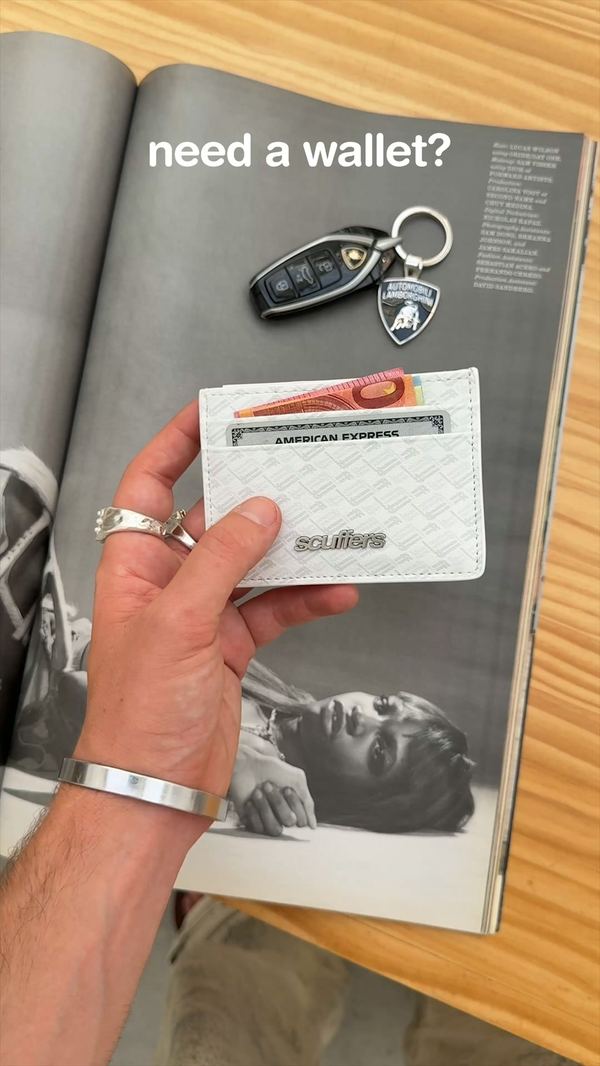 Anuncio de Scuffers: una mano sostiene la cartera sobre una revista con el texto need a wallet?