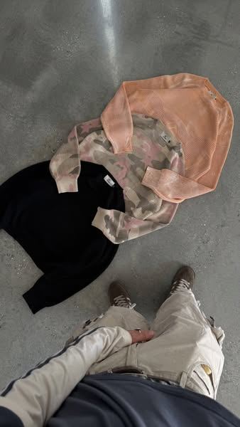 Anuncio de Scuffers: sudaderas y pantalón extendidos en el suelo, vistos desde arriba