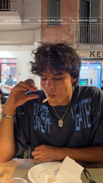 Anuncio de Scuffers: chico comiendo en una terraza con la camiseta de la marca, foto natural de móvil